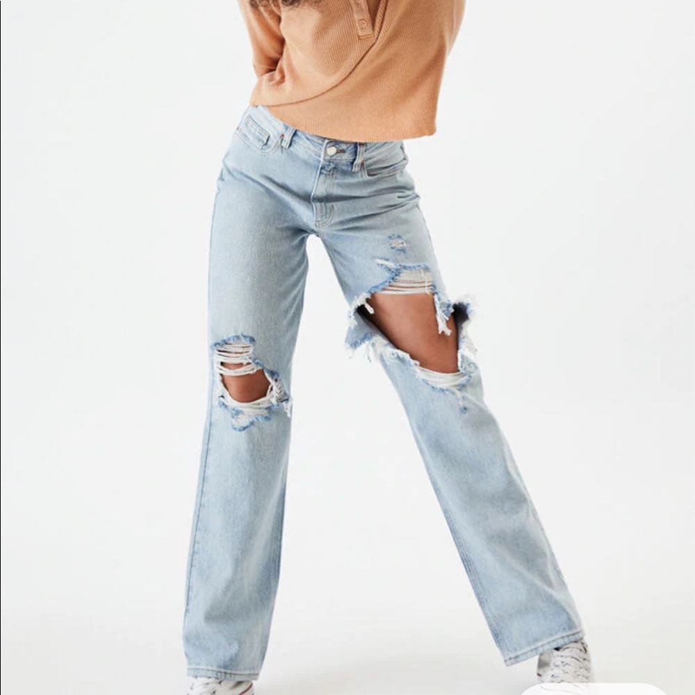 Light wash 90’s boyfriend jeans!!💙